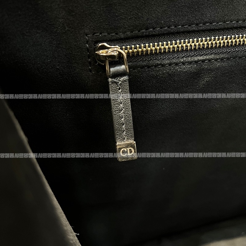 디올북토트백미디움  20260403-102945-009루.jpg