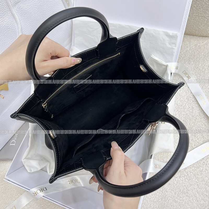 디올북토트백스몰  20260403-104127-007루.jpg