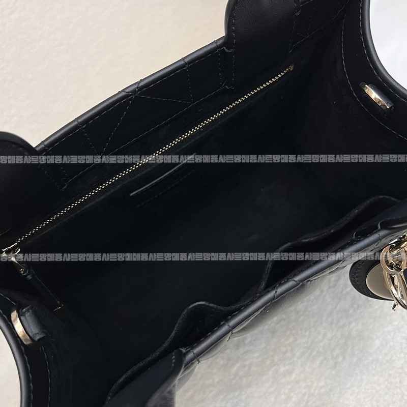 디올북토트백스몰  20260403-104128-017루.jpg