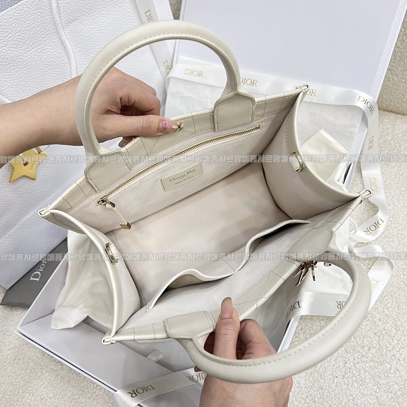 디올북토트백스몰  20260403-104413-006루.jpg