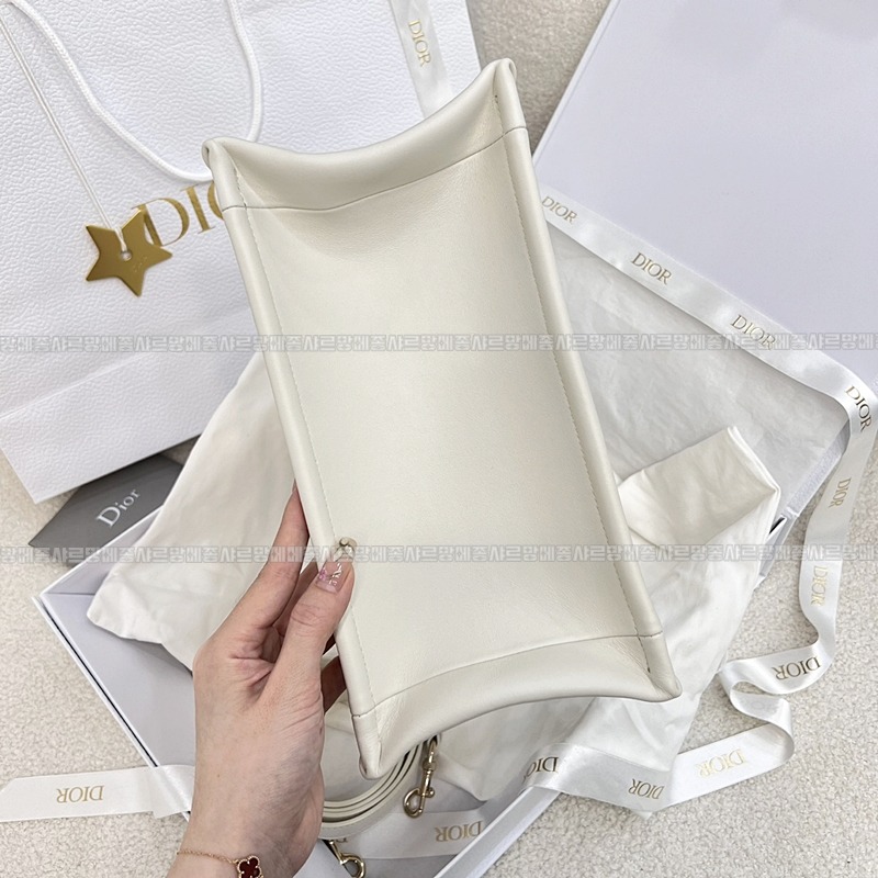 디올북토트백스몰  20260403-104413-005루.jpg