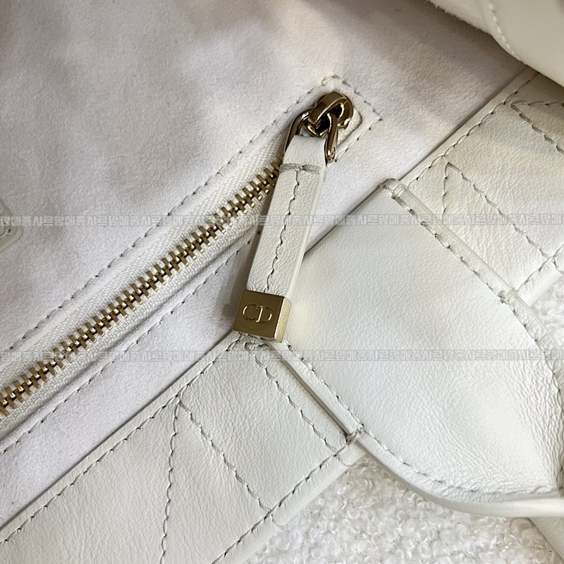 디올북토트백스몰  20260403-104414-013루.jpg