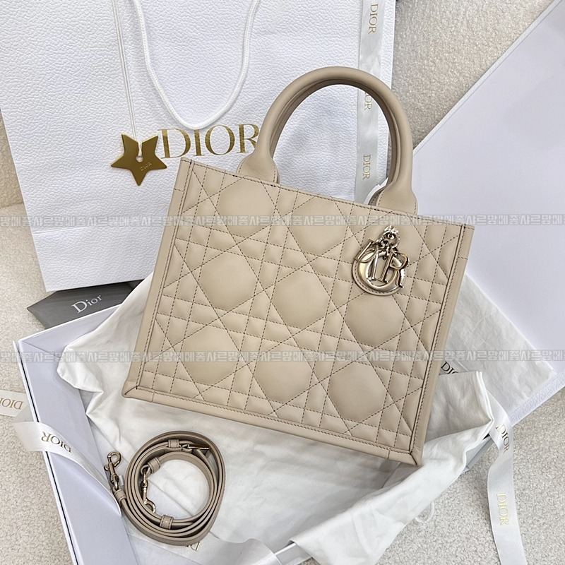 디올북토트백스몰  20260403-104805-002루.jpg