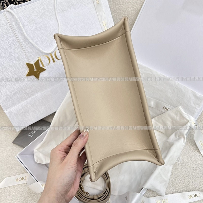 디올북토트백스몰  20260403-104806-005루.jpg