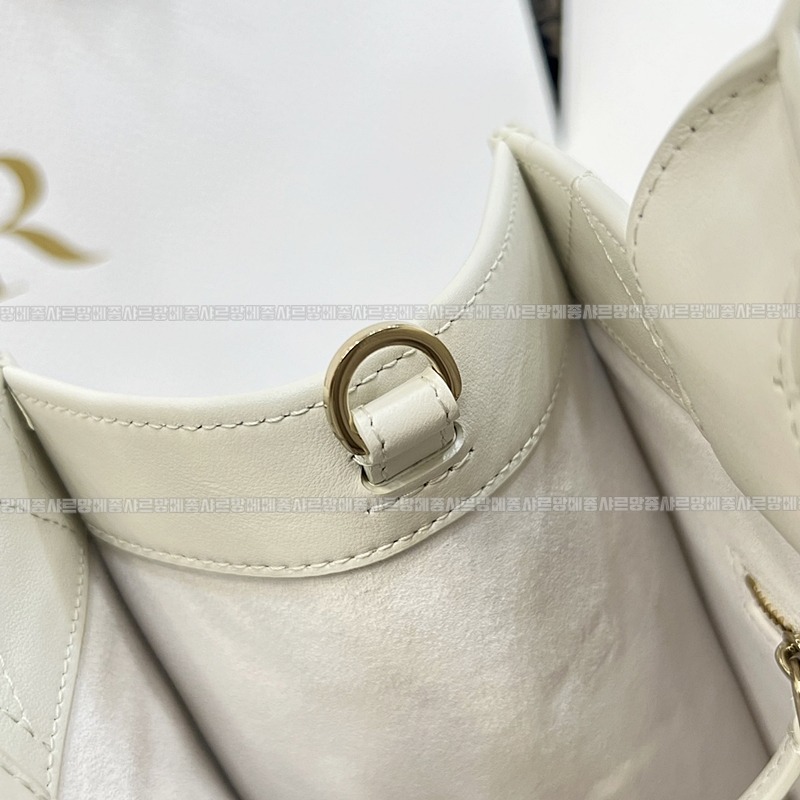 디올북토트백미디움  wsxc1775227665357_2루.jpg