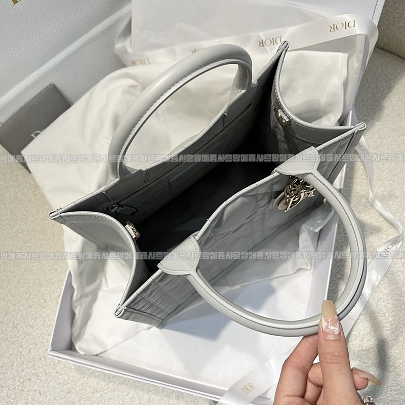 디올북토트백스몰  20260403-150543-005루.jpg