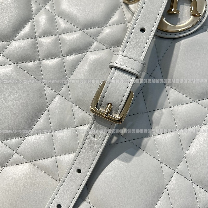 디올북토트백스몰  20260403-150543-011루.jpg