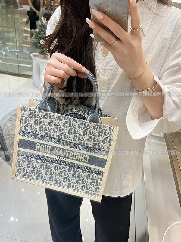 디올북토트백스몰  20260403-151957-013루.jpg