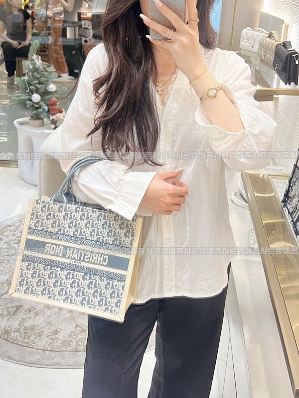 디올북토트백스몰  20260403-151957-014루.jpg