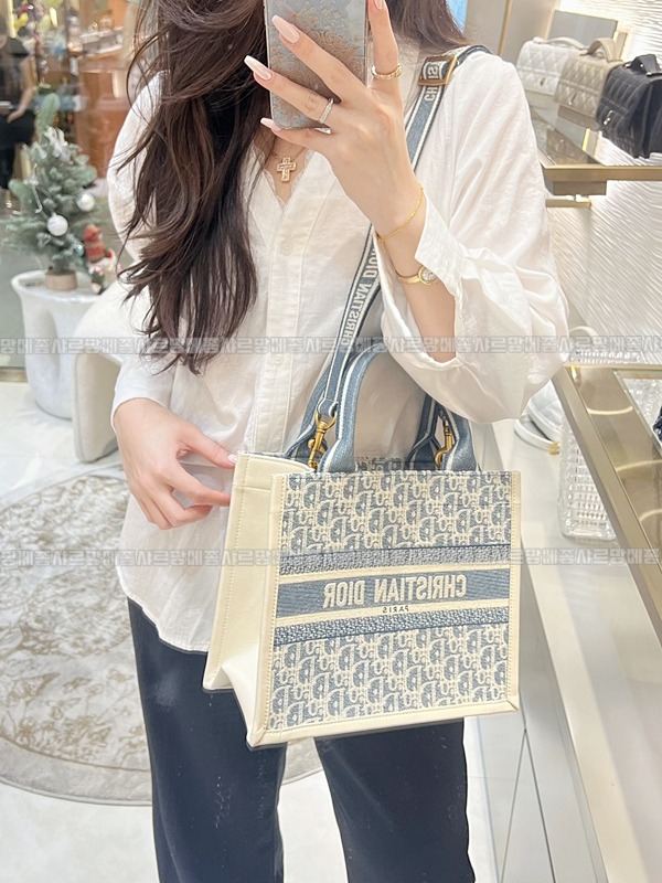 디올북토트백스몰  20260403-151957-015루.jpg