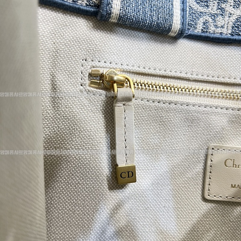 디올북토트백스몰  20260403-151956-011루.jpg