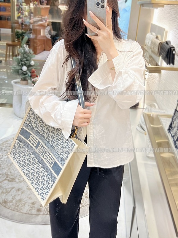 디올북토트백미디움  20260403-152507-014루.jpg