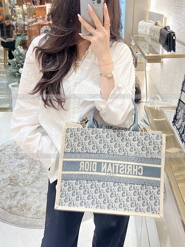 디올북토트백미디움  20260403-152508-016루.jpg