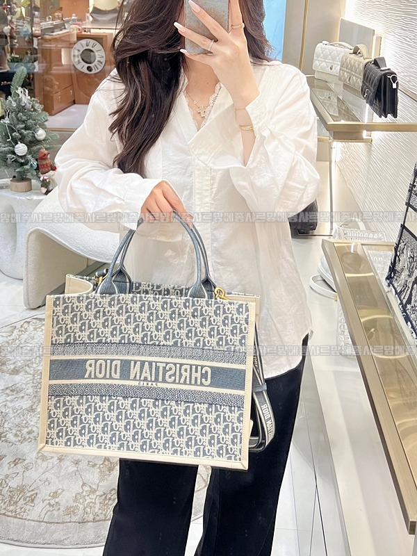 디올북토트백미디움  20260403-152507-015루.jpg