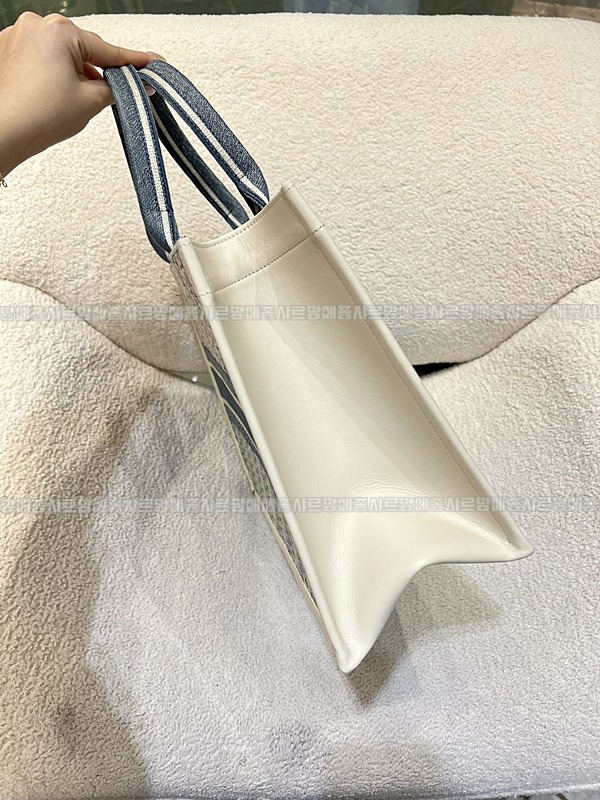 디올북토트백미디움  20260403-152505-003루.jpg