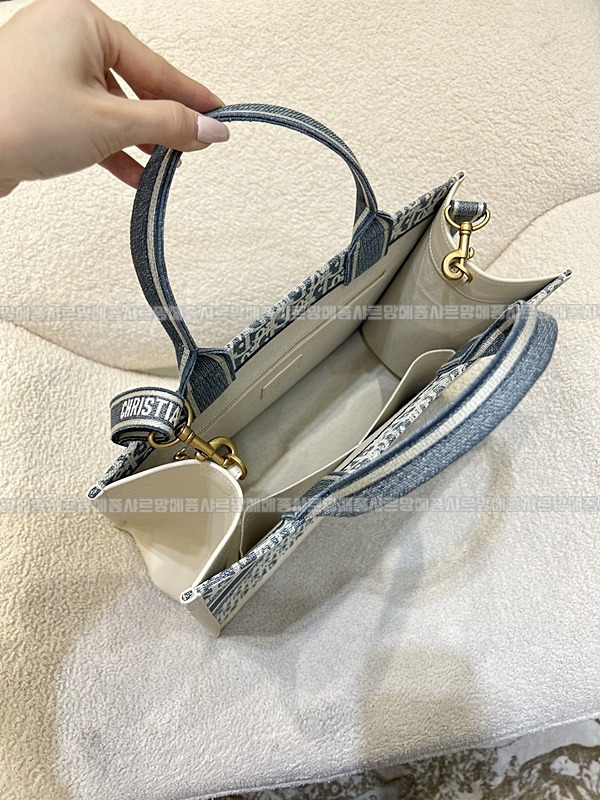 디올북토트백미디움  20260403-152506-008루.jpg