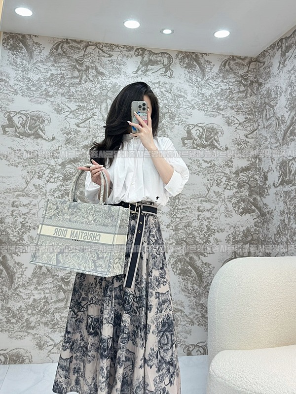 디올북토트백미디움  20260403-152936-015루.jpg