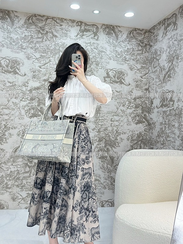 디올북토트백미디움  20260403-152936-014루.jpg