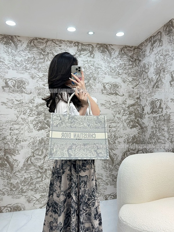 디올북토트백미디움  20260403-152936-017루.jpg