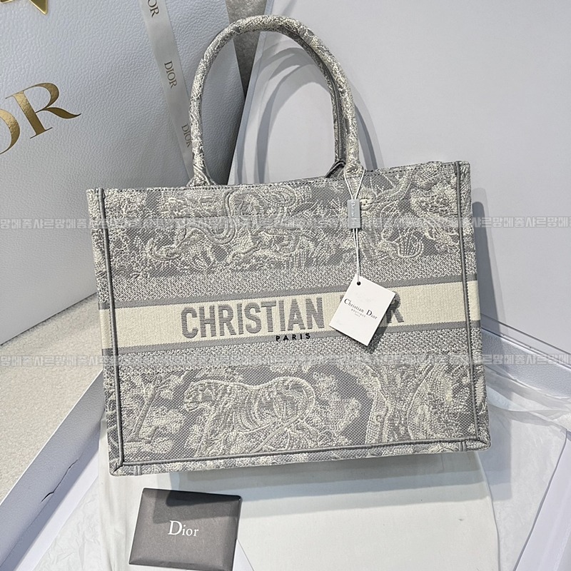 디올북토트백미디움  20260403-152934-001루.jpg