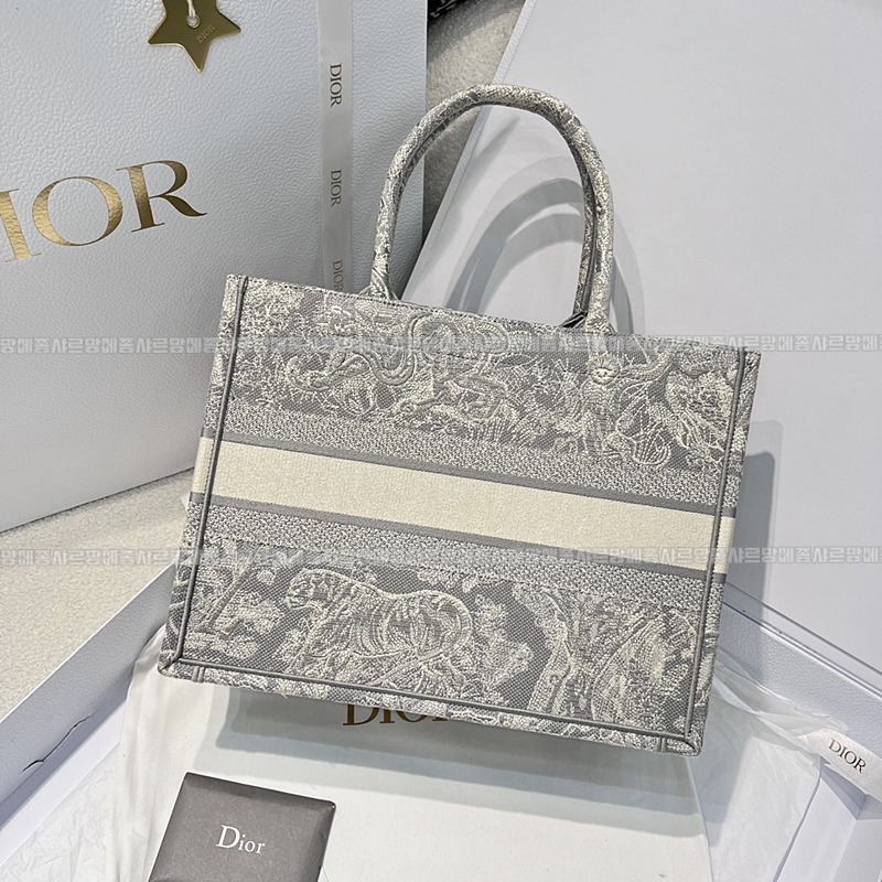 디올북토트백미디움  20260403-152934-002루.jpg