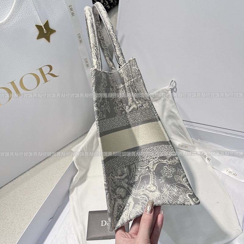 디올북토트백미디움  20260403-152935-003루.jpg