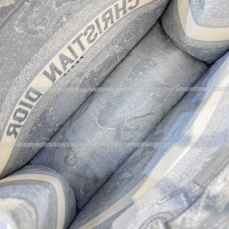 디올북토트백미디움  20260403-152935-006루.jpg