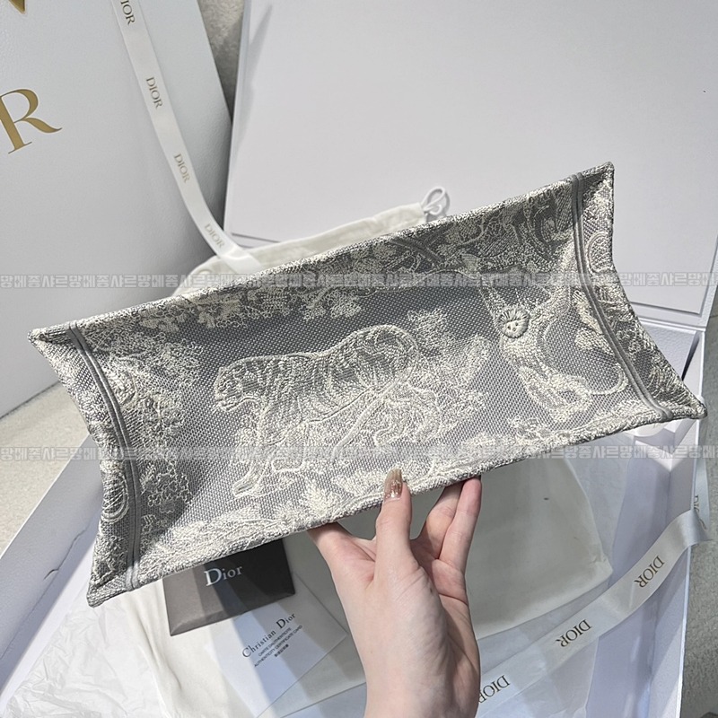 디올북토트백미디움  20260403-152935-009루.jpg