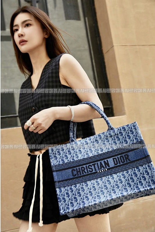 디올북토트백미디움  20260403-153810-013루.jpg