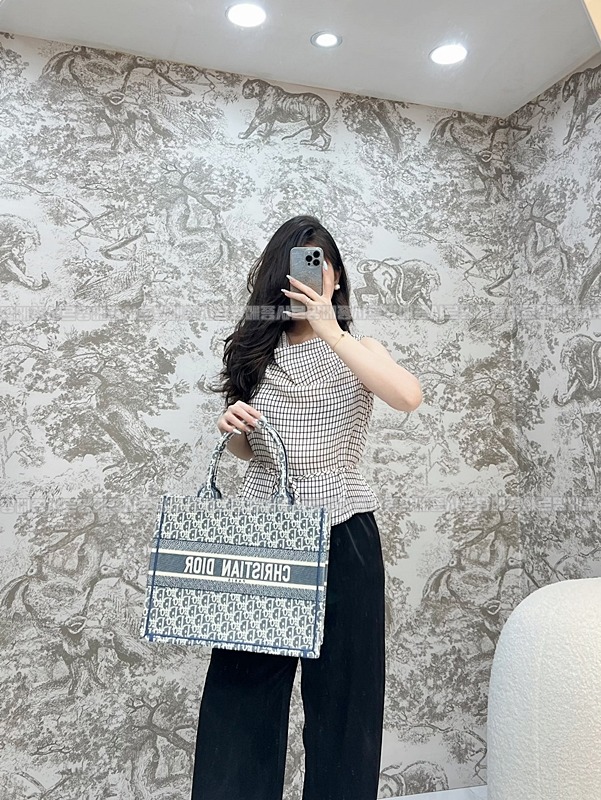 디올북토트백미디움  20260403-154102-013루.jpg