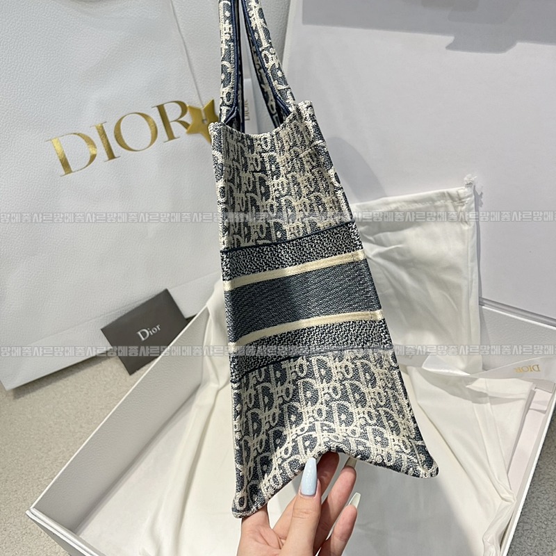 디올북토트백미디움  20260403-154100-003루.jpg