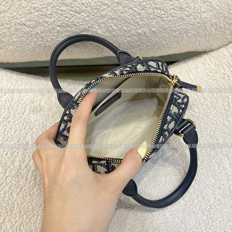 디올디바이브이스트웨스트스몰  20260404-103959-004루.jpg