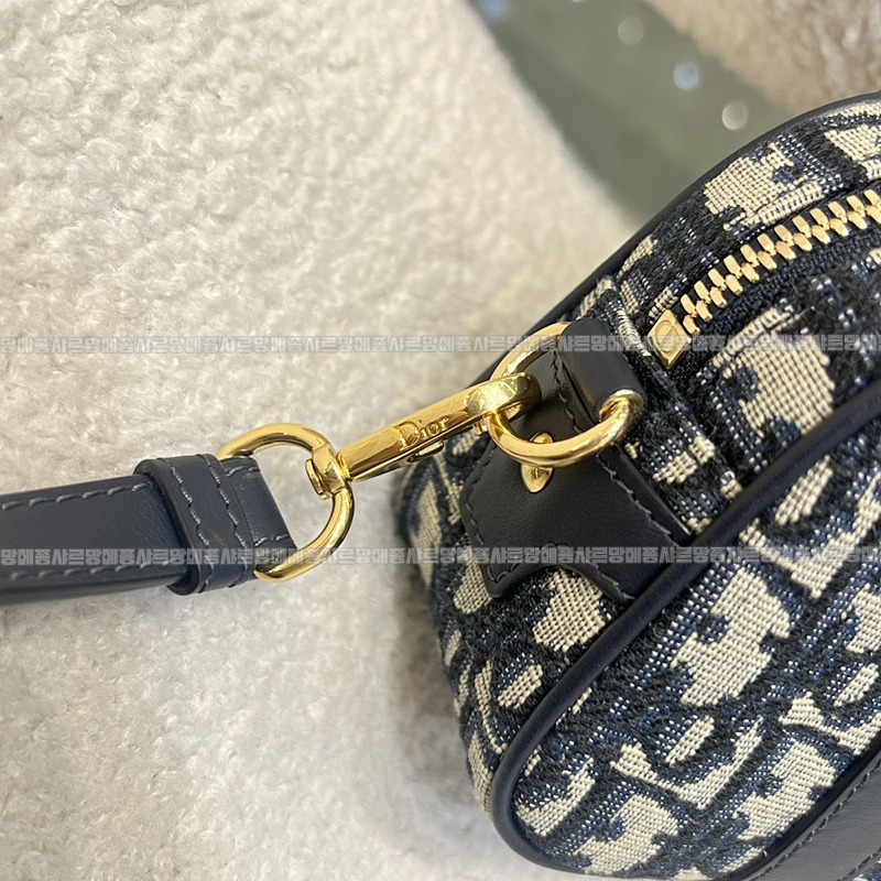 디올디바이브이스트웨스트스몰  20260404-104000-011루.jpg