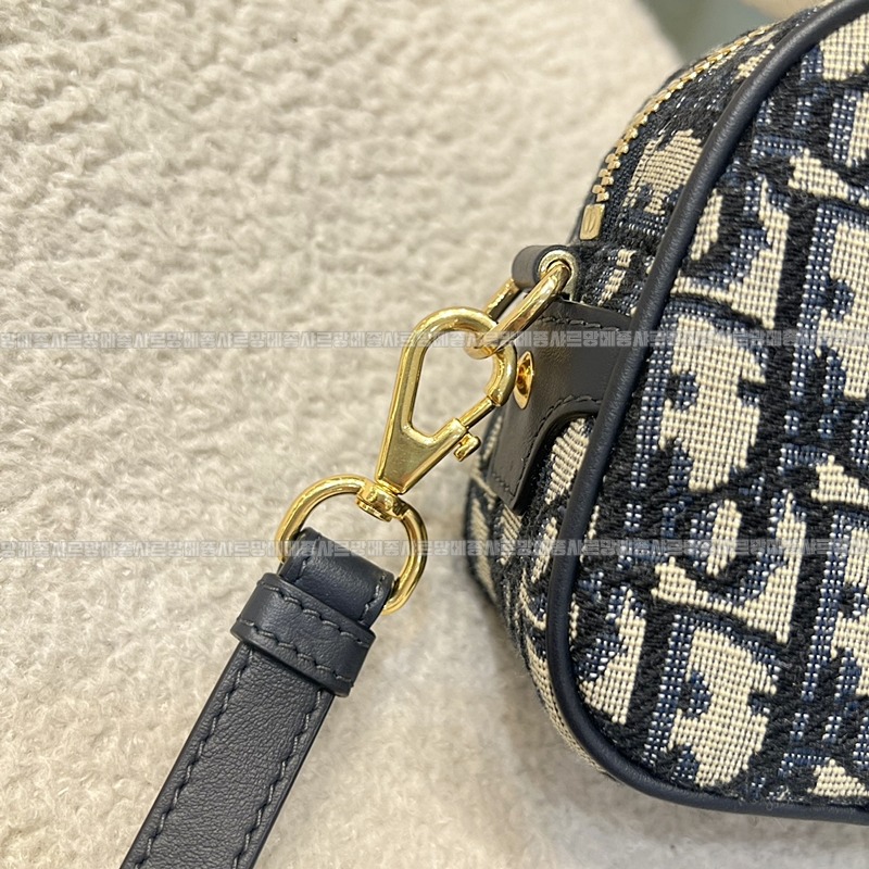 디올디바이브이스트웨스트스몰  20260404-104000-012루.jpg