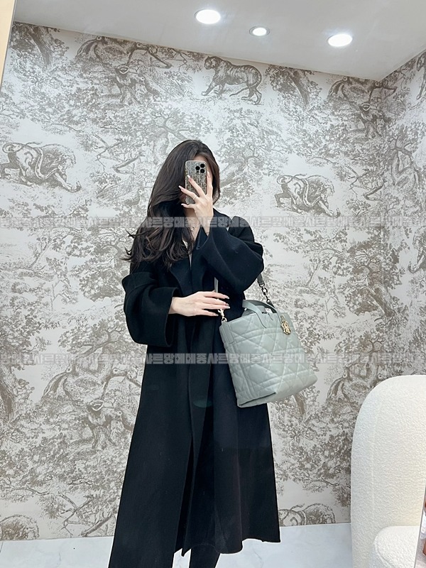 디올뚜주흐미디움버티컬토트백  20260407-105952-011루.jpg