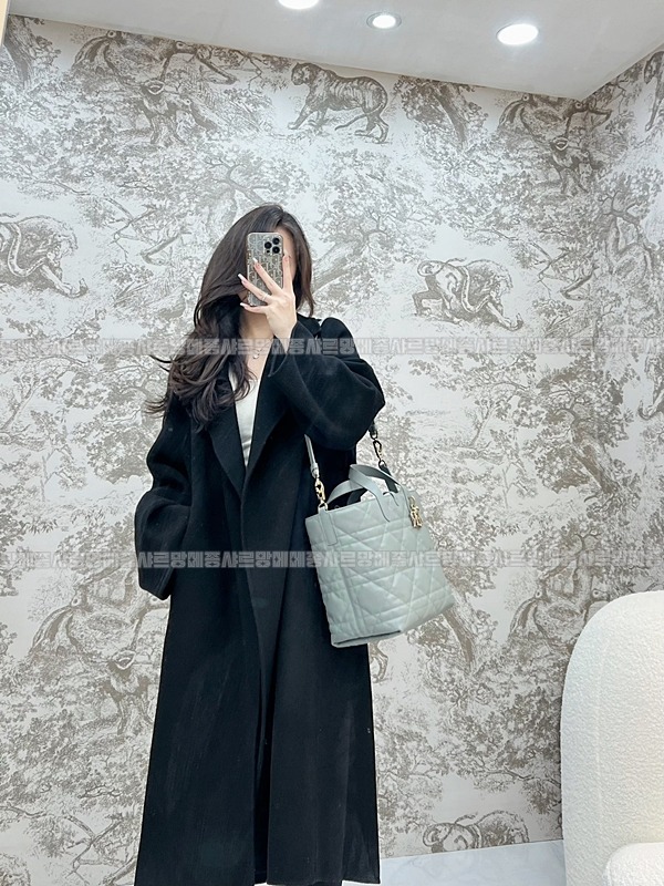 디올뚜주흐미디움버티컬토트백  20260407-105952-013루.jpg