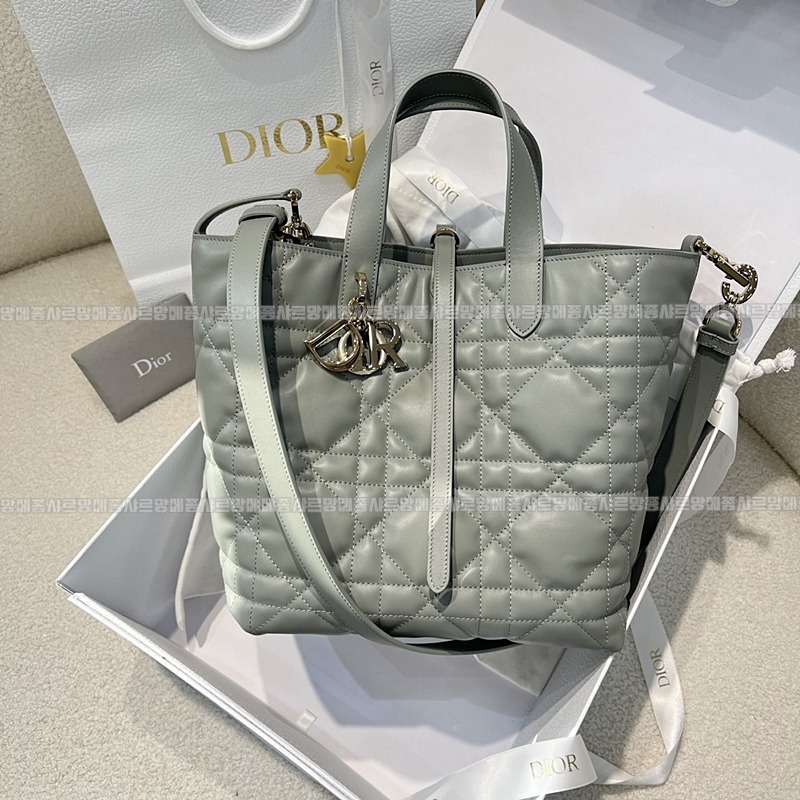 디올뚜주흐미디움버티컬토트백  20260407-105951-001루.jpg