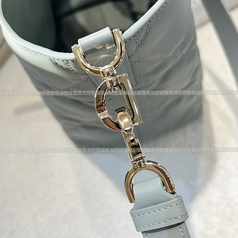 디올뚜주흐미디움버티컬토트백  20260407-105952-007루.jpg