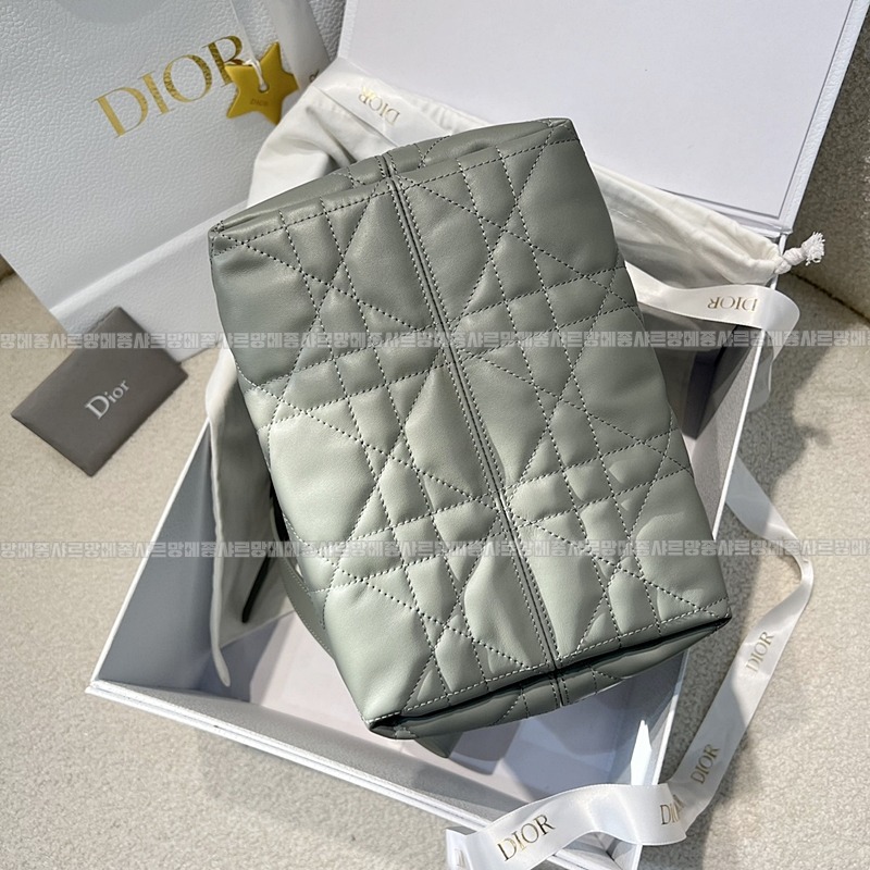 디올뚜주흐미디움버티컬토트백  20260407-105951-005루.jpg