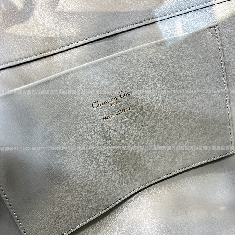 디올뚜주흐미디움버티컬토트백  20260407-105952-009루.jpg