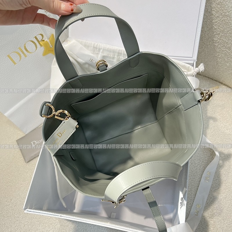 디올뚜주흐미디움버티컬토트백  20260407-105952-008루.jpg