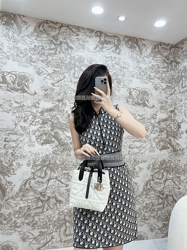 디올뚜주흐미디움버티컬토트백  20260407-110943-010루.jpg