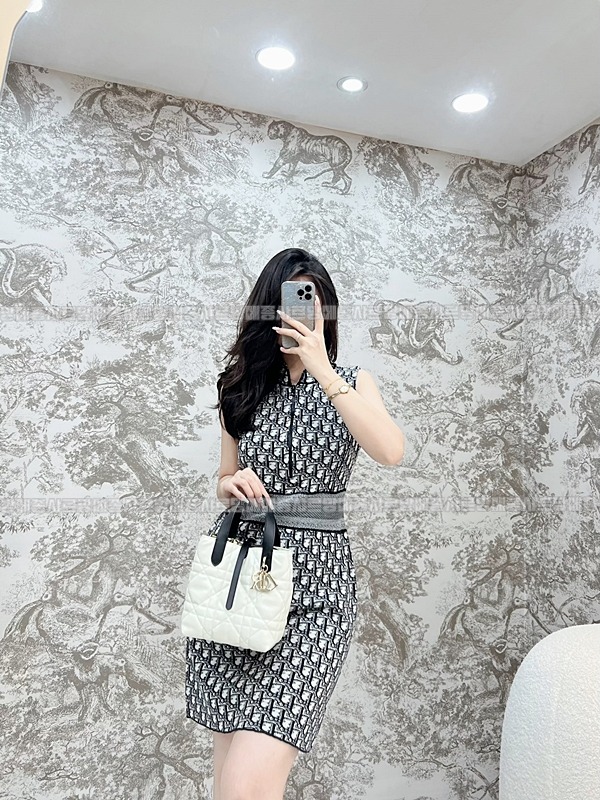 디올뚜주흐미디움버티컬토트백  20260407-110943-011루.jpg