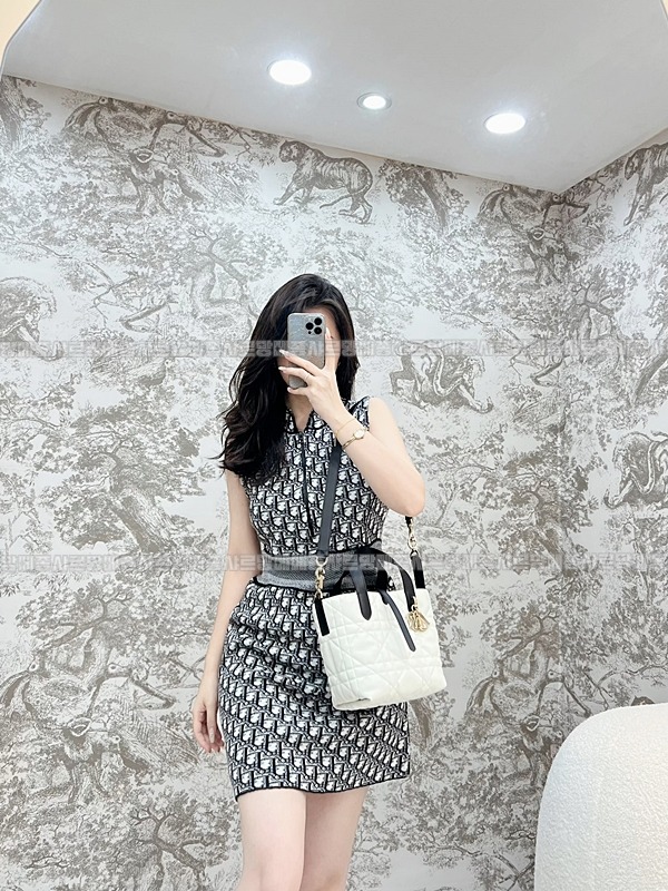 디올뚜주흐미디움버티컬토트백  20260407-110943-013루.jpg