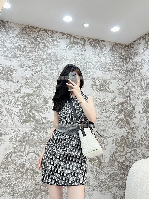 디올뚜주흐미디움버티컬토트백  20260407-110943-012루.jpg