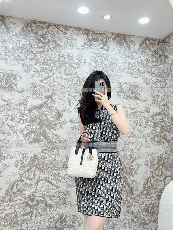 디올뚜주흐미디움버티컬토트백  20260407-110944-014루.jpg