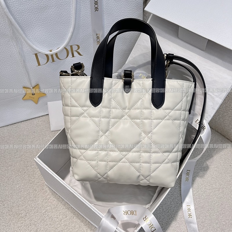 디올뚜주흐미디움버티컬토트백  20260407-110942-002루.jpg