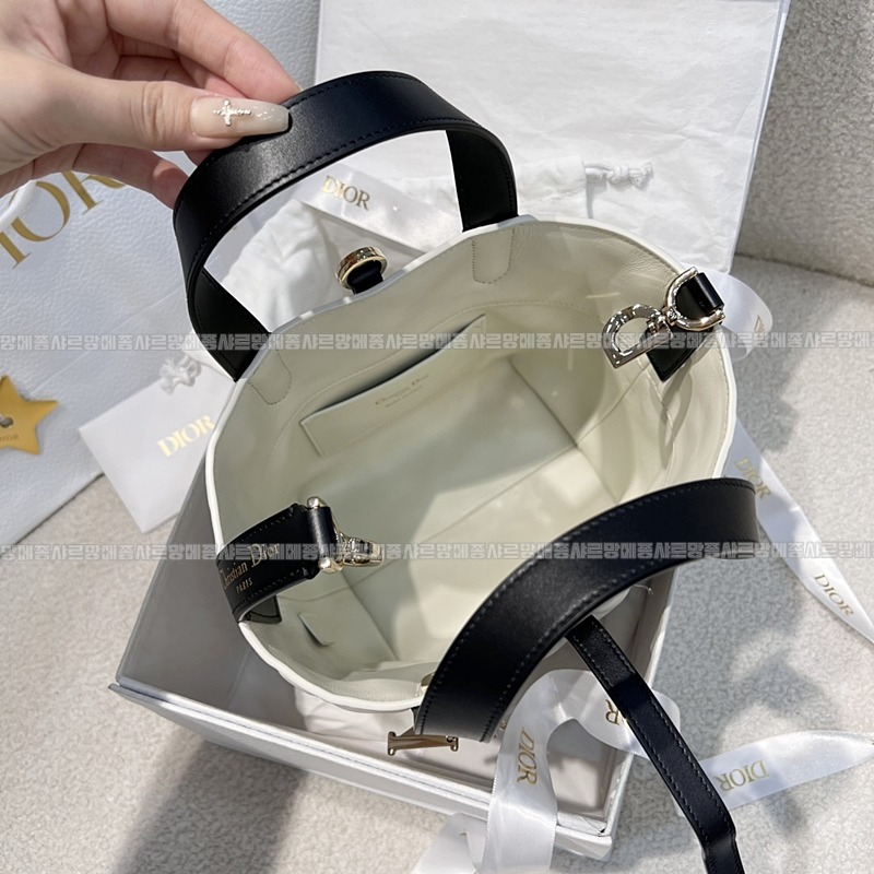 디올뚜주흐미디움버티컬토트백  20260407-110942-005루.jpg