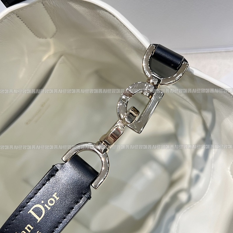 디올뚜주흐미디움버티컬토트백  20260407-110943-006루.jpg