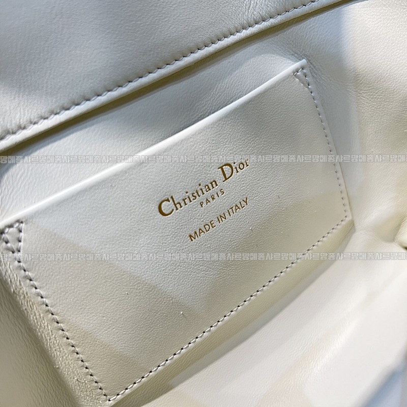 디올뚜주흐미디움버티컬토트백  20260407-110943-009루.jpg